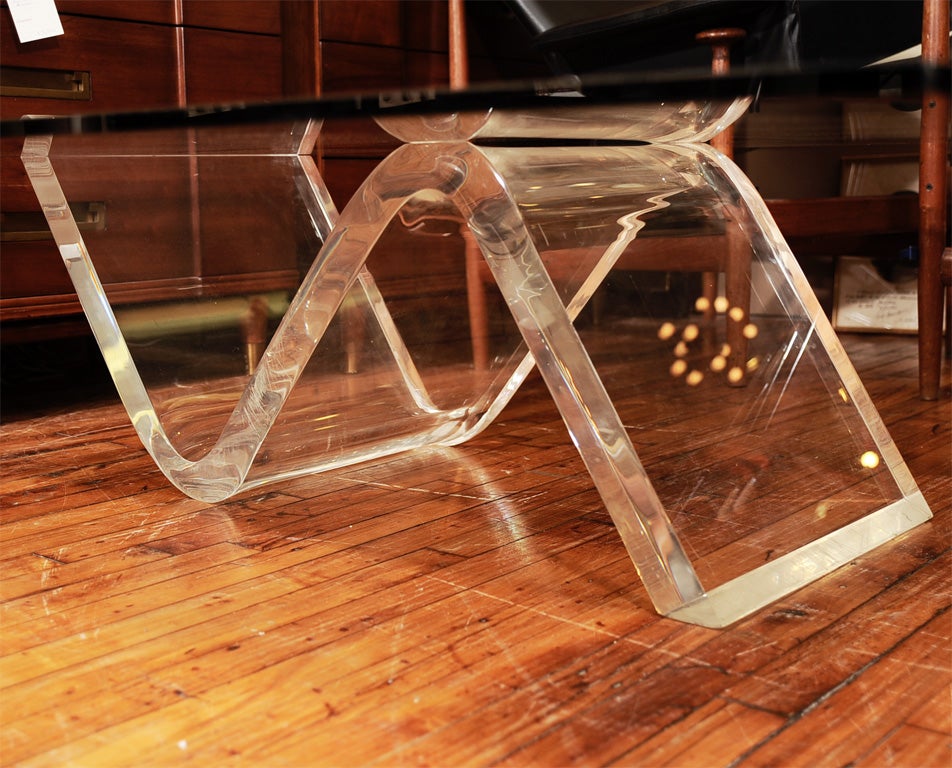 Coffee Table Wave Lucite and Glass In Good Condition In New Jersey City, NJ
