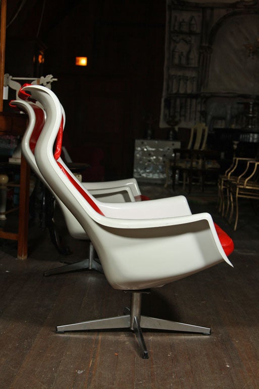 Two Red and White Midcentury Swivel Chair In Excellent Condition For Sale In Stamford, CT