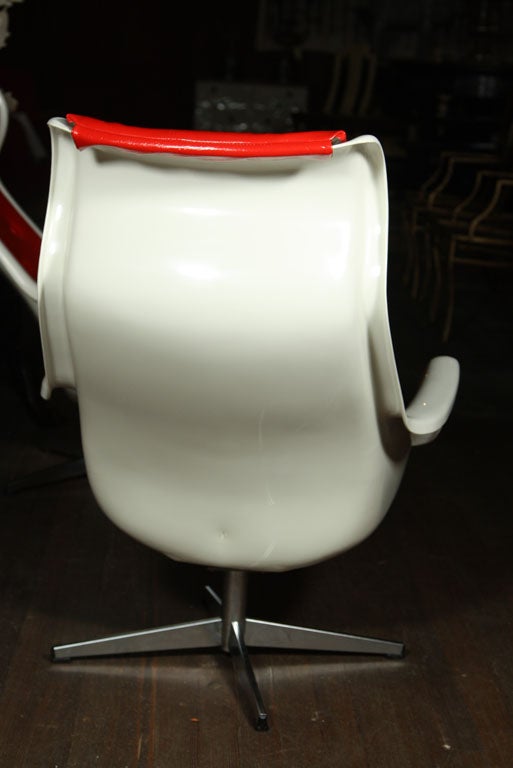 Fiberglass Two Red and White Midcentury Swivel Chair For Sale