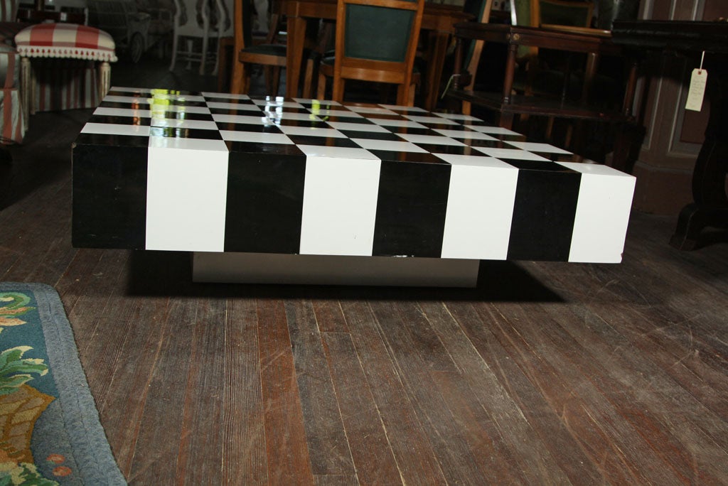 Milieu du XXe siècle Table basse en damier noir et blanc