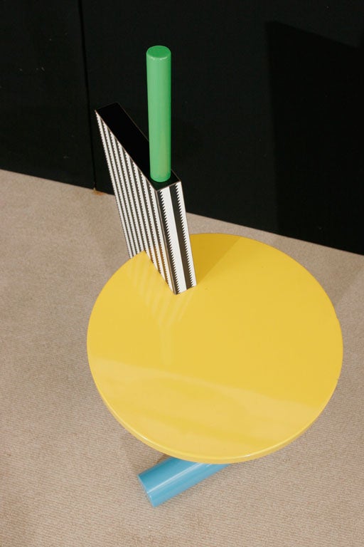 A flamingo Side Table for Memphis Group 1