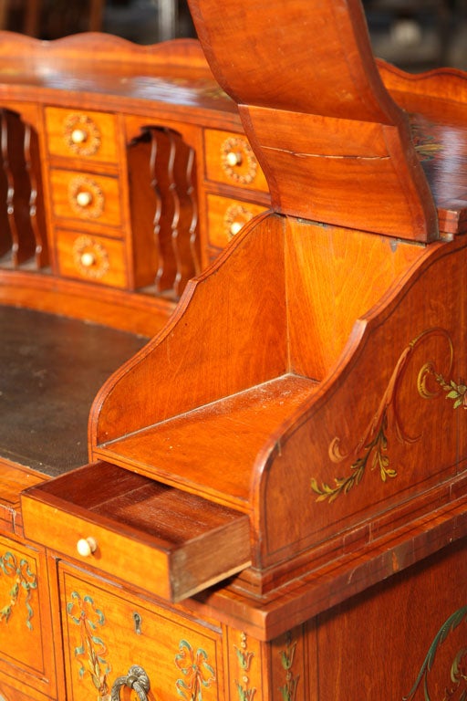 Wood Paint Decorted Carlton House Desk