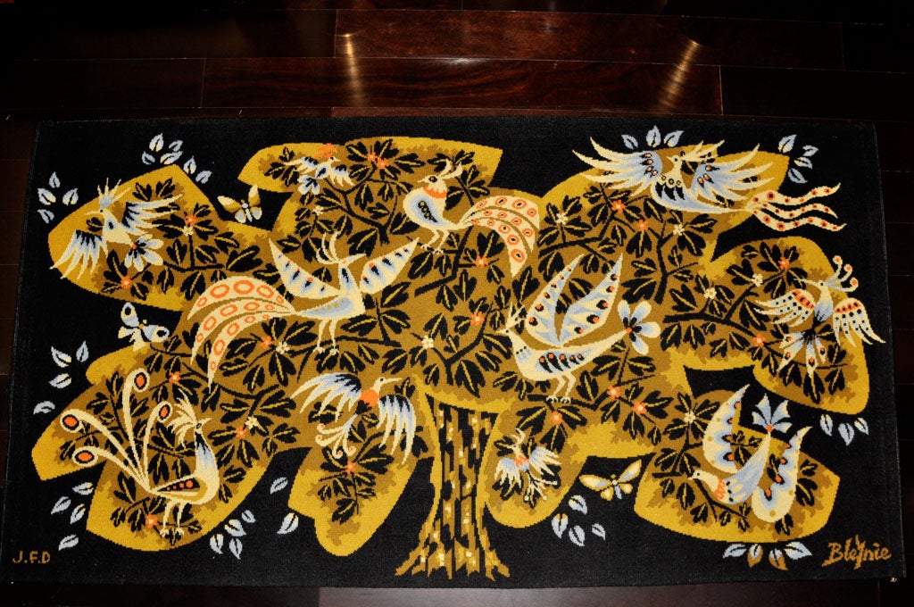 Joyeux  Tapisserie représentant un arbre avec une variété d'oiseaux et de papillons tourbillonnant sur fond noir
Signé Claude Bleynie, J.F.D.