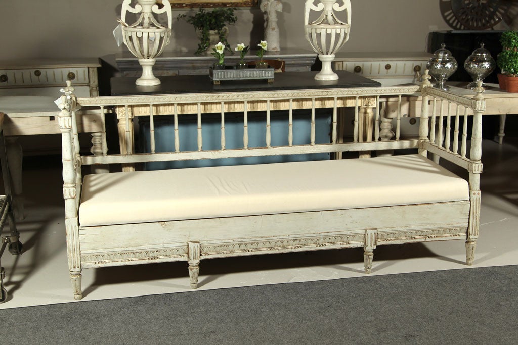 19th Century Gustavian Style Swedish Day Bed In Good Condition In Stamford, CT