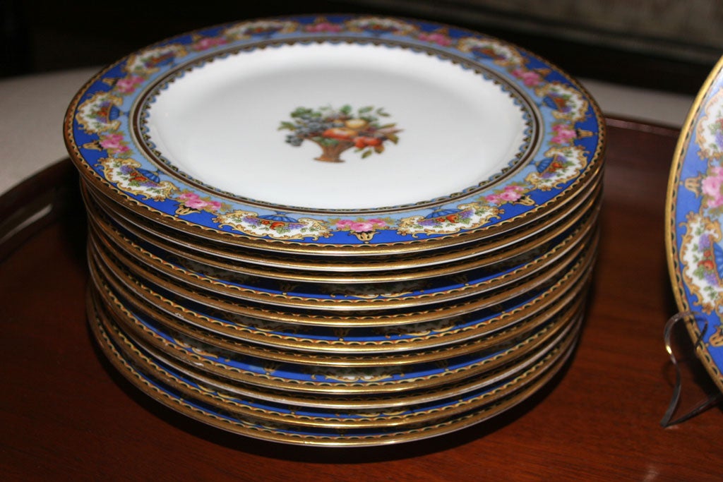 Set of Twelve Dinner Plates In Excellent Condition For Sale In New York, NY