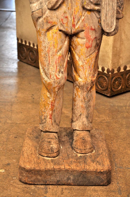 Inizio XX secolo Rara scultura in legno del XX secolo raffigurante un bambino in piedi con un libro in vendita