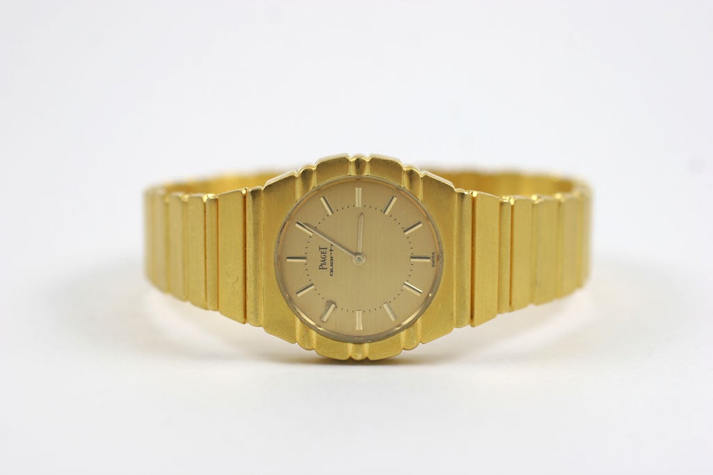 A original Piaget watch completely crafted in 18K gold.