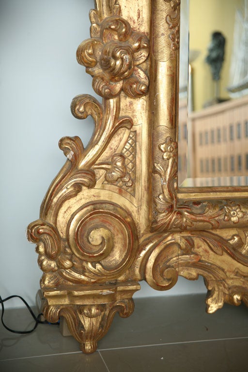 Fine and Monumental Italian Baroque Giltwood Mirror For Sale 3