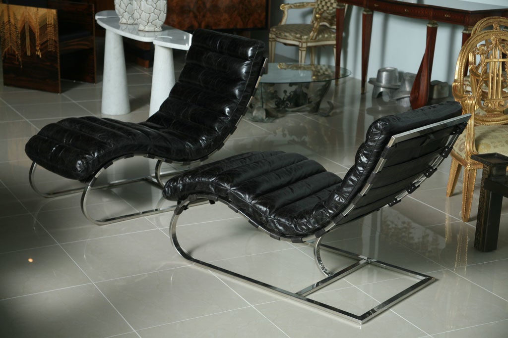 Milieu du XXe siècle Paire de fauteuils de salon en chrome poli et cuir de Michel Boyer