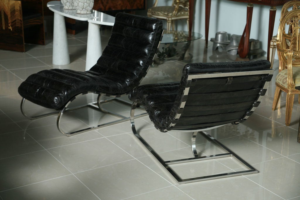 Cuir Paire de fauteuils de salon en chrome poli et cuir de Michel Boyer
