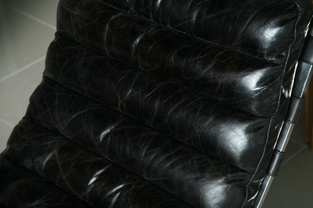 Paire de fauteuils de salon en chrome poli et cuir de Michel Boyer 2