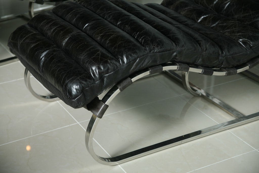 Paire de fauteuils de salon en chrome poli et cuir de Michel Boyer 3
