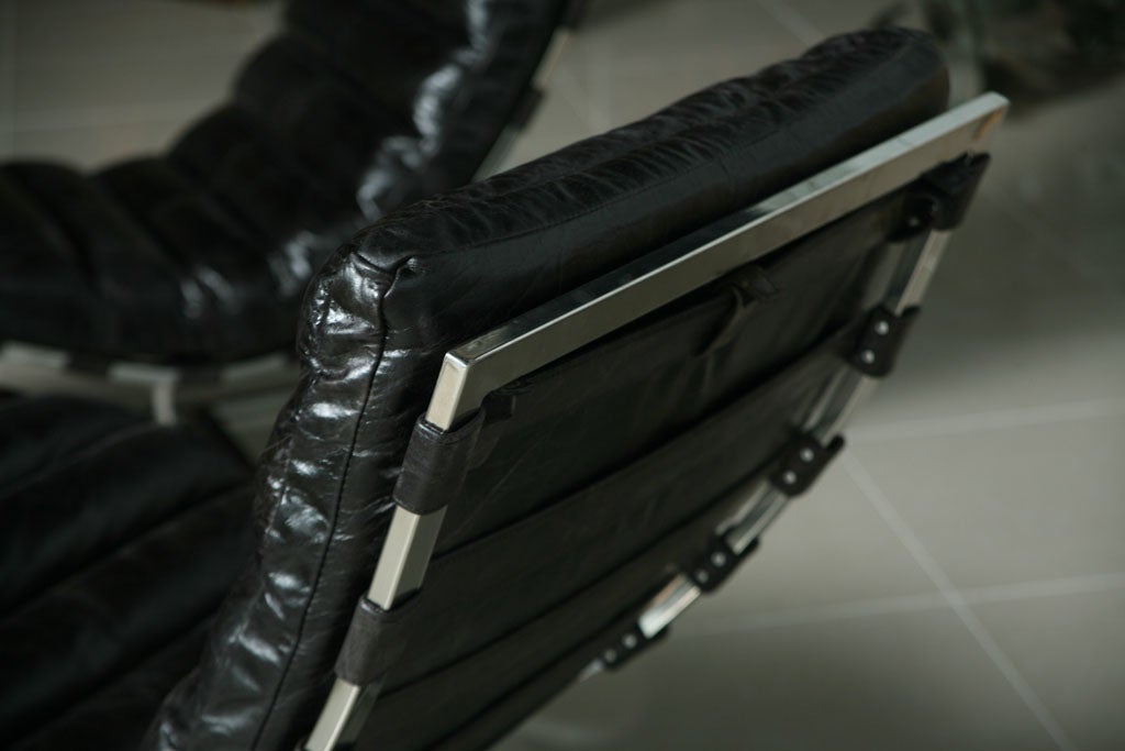 Paire de fauteuils de salon en chrome poli et cuir de Michel Boyer 5