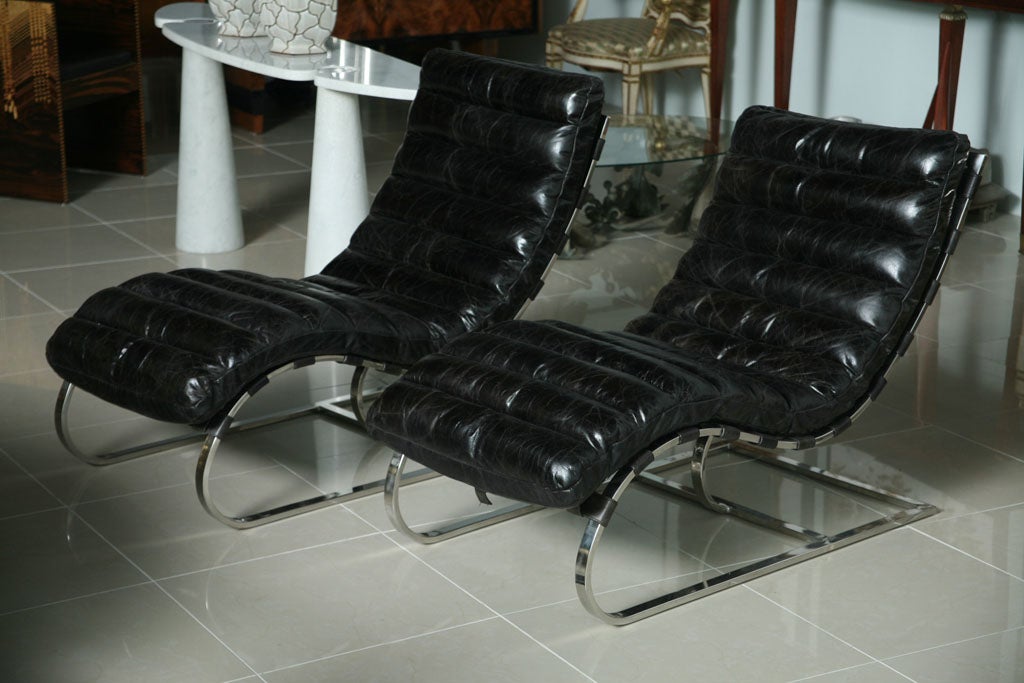 le coussin en cuir cannelé sur un cadre incurvé en chrome poli avec des supports en cuir - NOTE - ce sont des originaux - le modèle complet de chaise longue qui est plus long a été reproduit par le marchand londonien Thomas Oult pour diverses