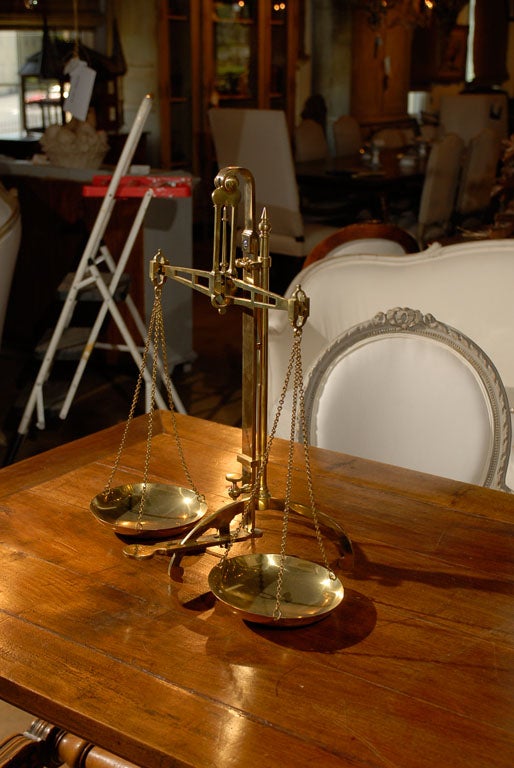 English Brass Bankers Balance Scale from the 19th Century with Circular Pans In Good Condition For Sale In Atlanta, GA