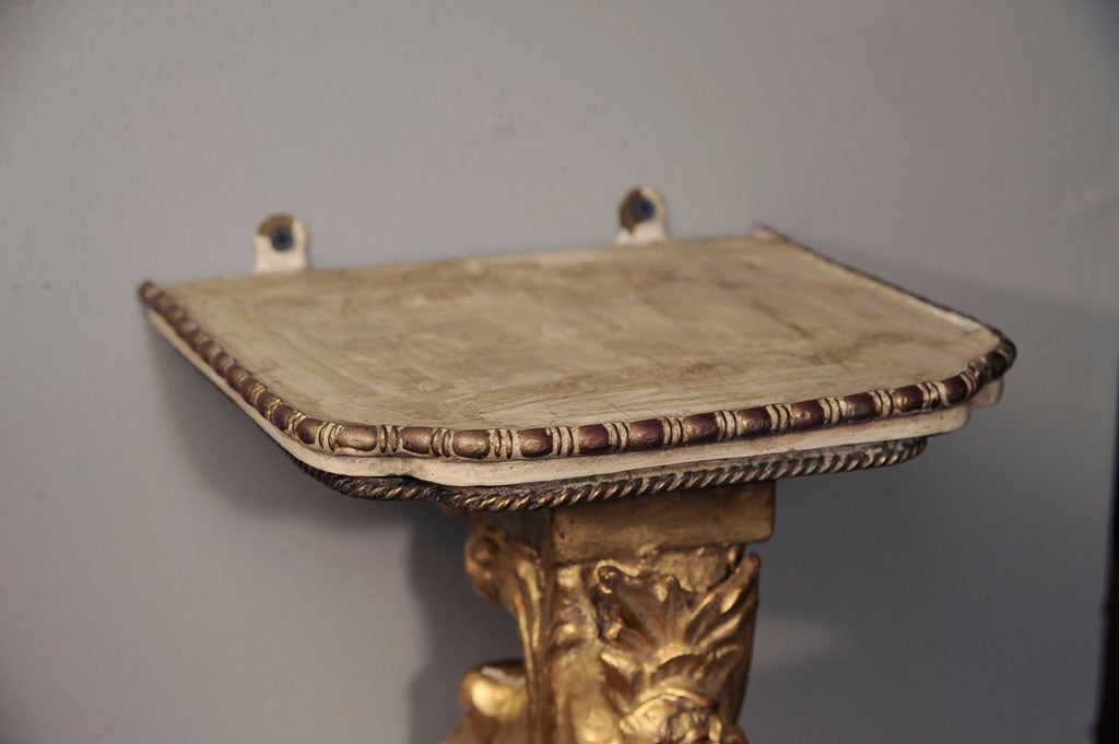 Pair of 19th Century Giltwood Wall Bracket In Excellent Condition For Sale In New York, NY