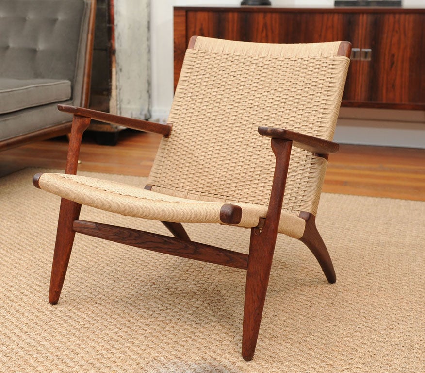 Wonderful Hans Wegner Ch-25 design lounge chair for Carl Hansen, completely restored.