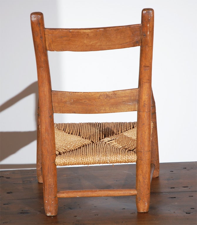 Early 19th Century Hickory Childs Chair with Original Rush Seat In Good Condition In Los Angeles, CA