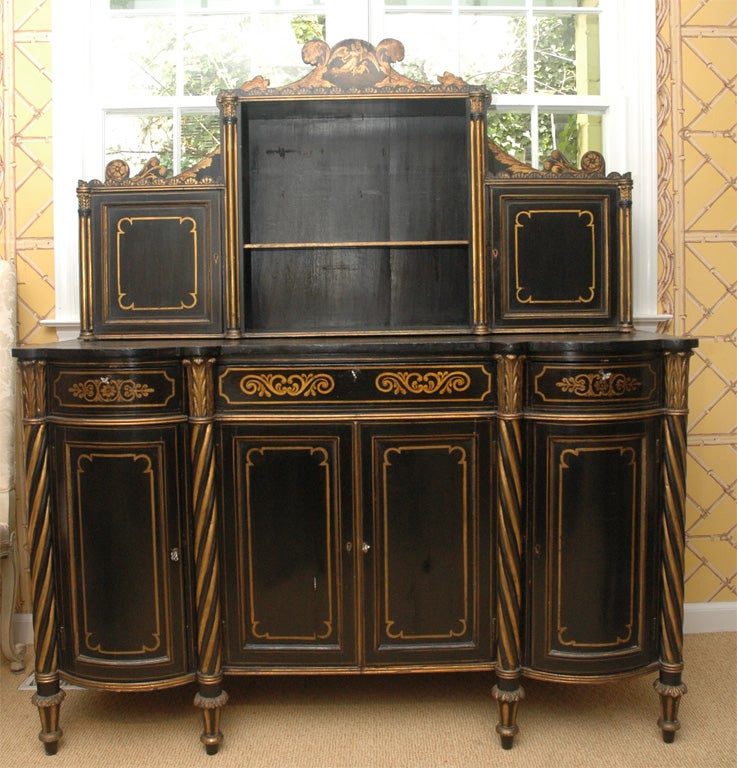 Armoire française du XIXe siècle, fin du Directoire, peinte en noir avec des motifs classiques en or

Sélection supérieure comportant deux petites armoires et des étagères centrales sur la base de trois tiroirs sur des armoires à quatre