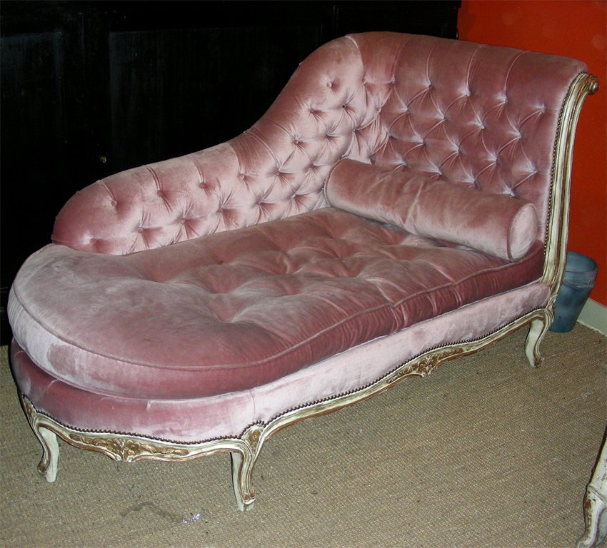 1950s  Louis XV style tufted méridienne in white and gold patina wood.