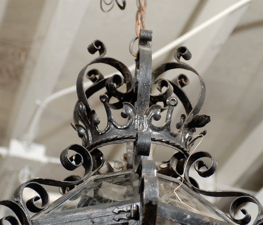 Français Magnifique lanterne à 3 lumières française en fer forgé à volutes de grande taille, vers 1950 en vente