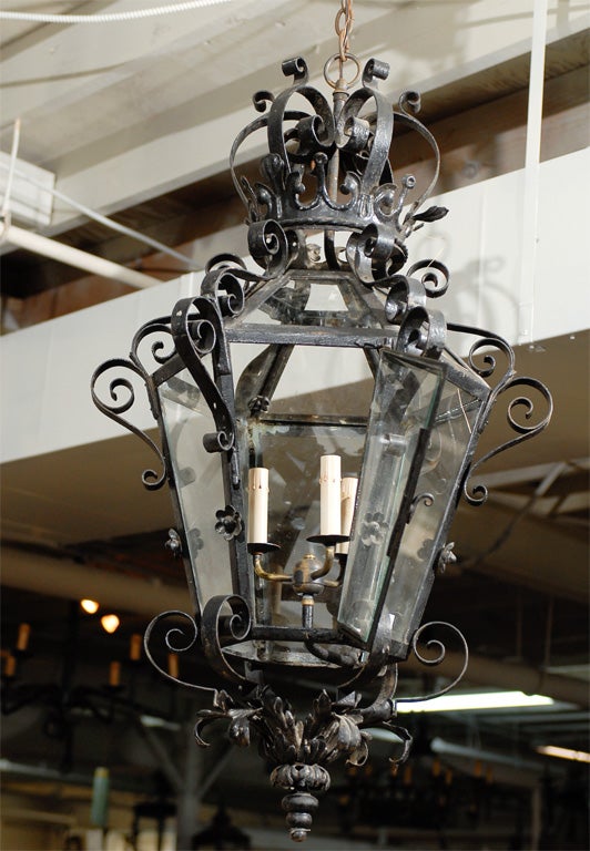 Magnifique lanterne à 3 lumières française en fer forgé à volutes de grande taille, vers 1950 en vente 2