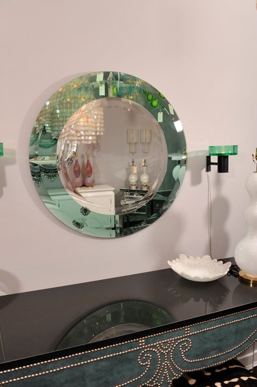 Miroir rond sur mesure avec bordure en verre vert à la manière de Karl Springer. Des commandes personnalisées sont disponibles pour des tailles et des couleurs de verre différentes.