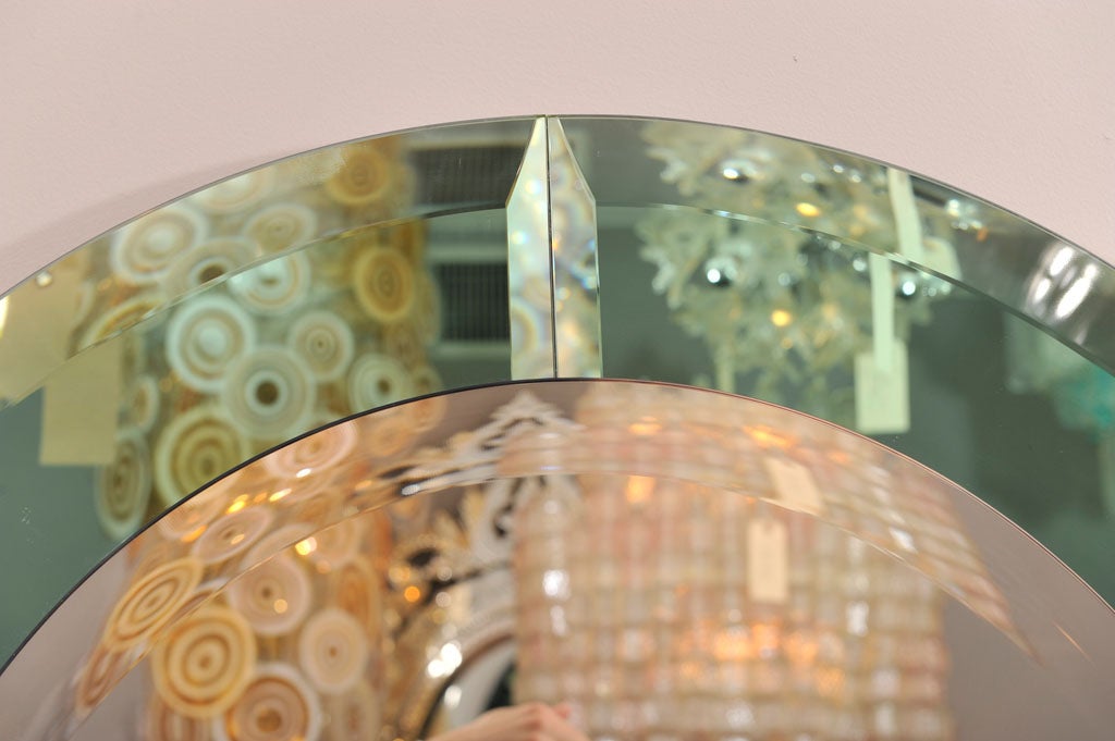 Biseauté Miroir rond personnalisé avec bordure en verre vert à la manière de Karl Springer en vente