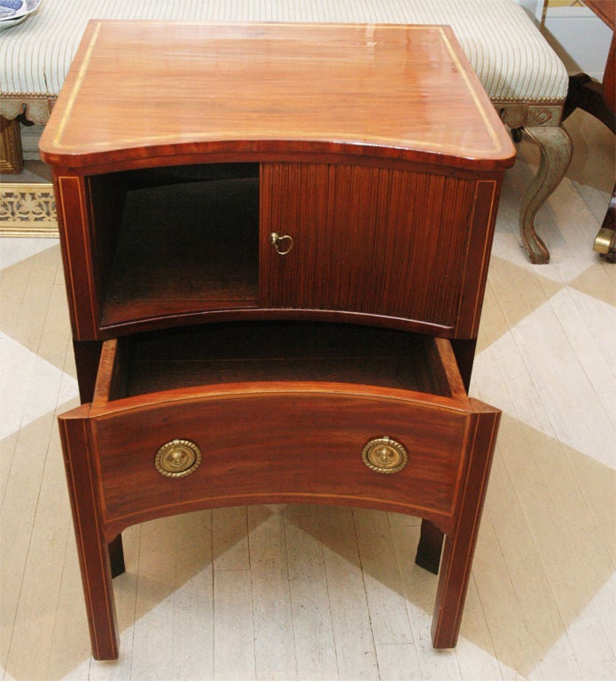 18th Century English Georgian Mahogany and Satinwood Concave Shaped End Table In Excellent Condition In Southampton, NY