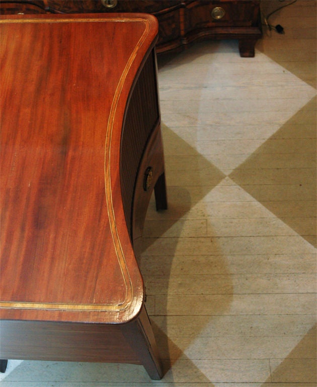 18th Century English Georgian Mahogany and Satinwood Concave Shaped End Table 5