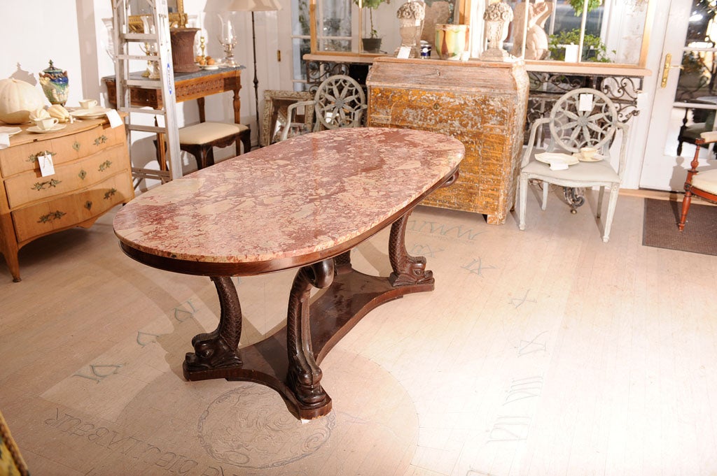 Provincial français Table ovale italienne en forme de dauphin avec plateau en marbre rose en vente