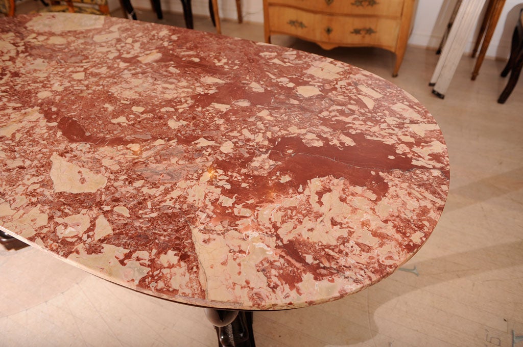 Table ovale italienne en forme de dauphin avec plateau en marbre rose Bon état - En vente à Washington, DC