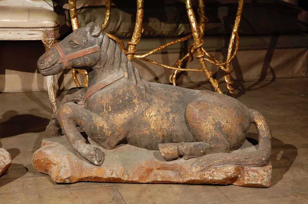 Intagliato Coppia di modelli di cavalli reclinati d'epoca in legno duro intagliato in policromia in vendita