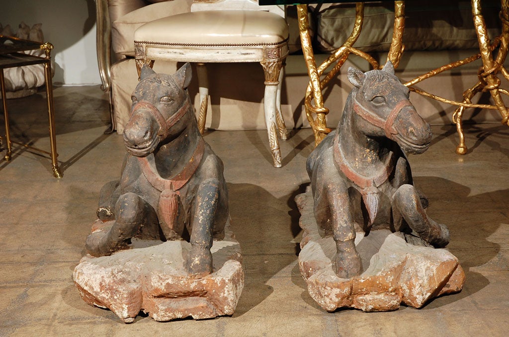 Extraordinaire paire de modèles réduits de chevaux couchés en bois de feuillus sculpté polychrome Bon état - En vente à Los Angeles, CA