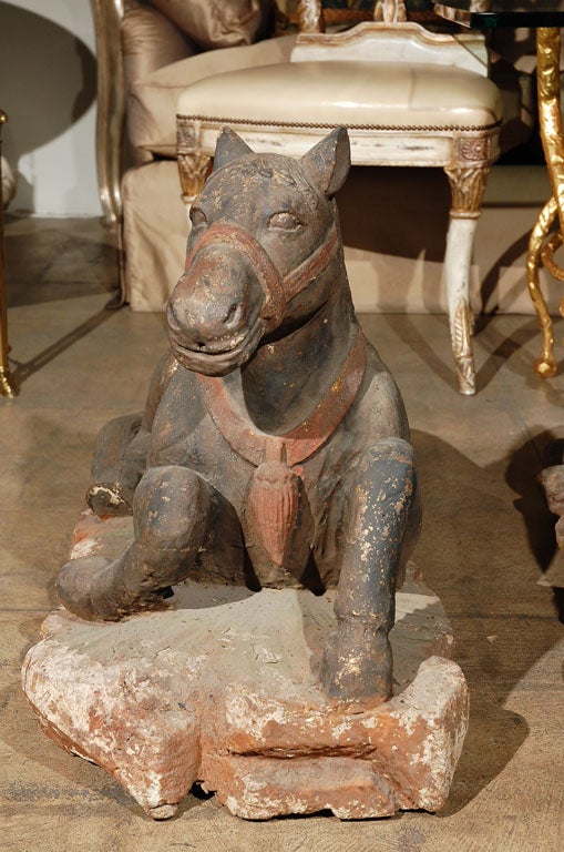 XIX secolo Coppia di modelli di cavalli reclinati d'epoca in legno duro intagliato in policromia in vendita