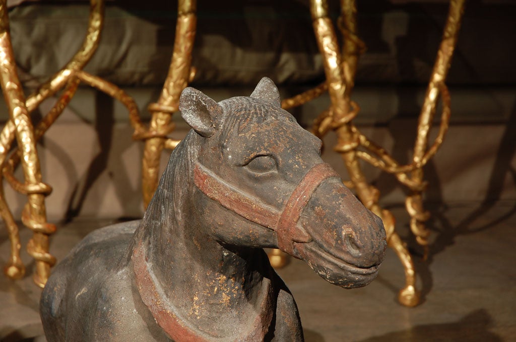 Legno Coppia di modelli di cavalli reclinati d'epoca in legno duro intagliato in policromia in vendita