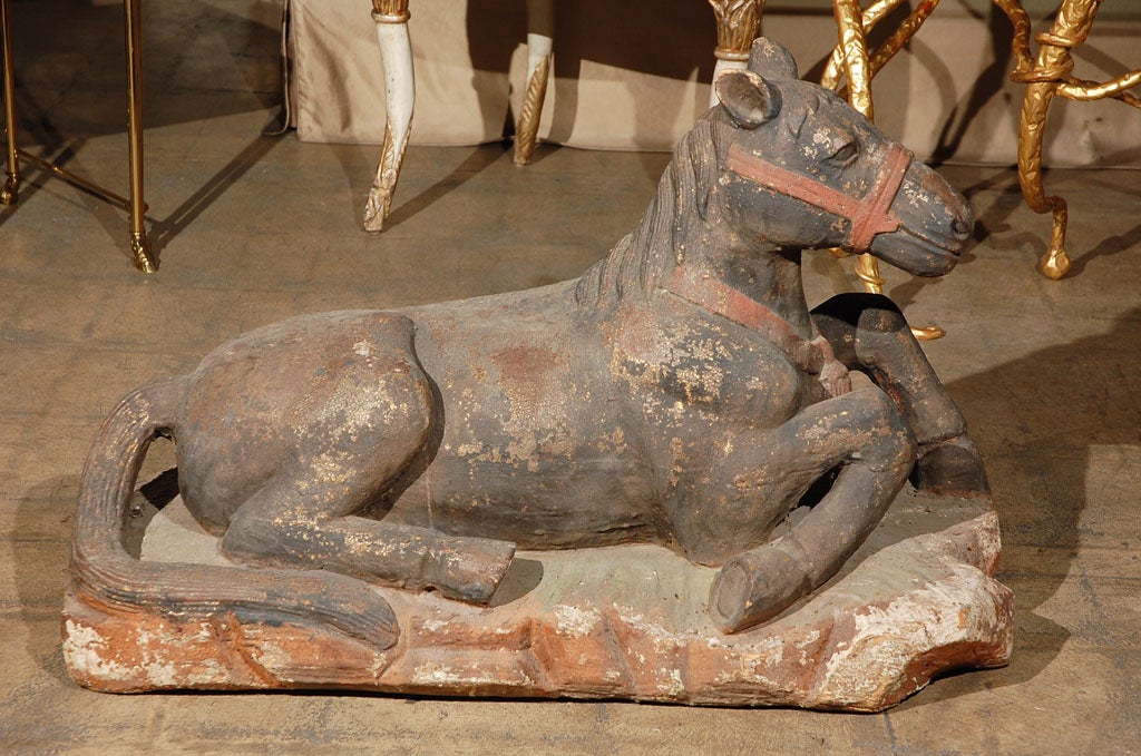 Coppia di modelli di cavalli reclinati d'epoca in legno duro intagliato in policromia in vendita 1