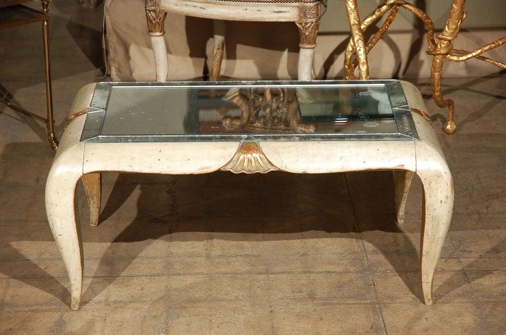 Français Table basse française sculptée avec plateau en miroir, datant d'environ 1930  en vente