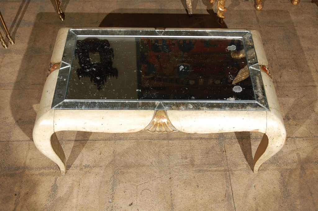 Milieu du XXe siècle Table basse française sculptée avec plateau en miroir, datant d'environ 1930  en vente