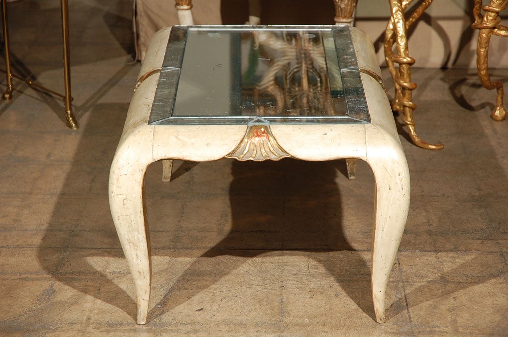 Table basse française sculptée avec plateau en miroir, datant d'environ 1930  en vente 1