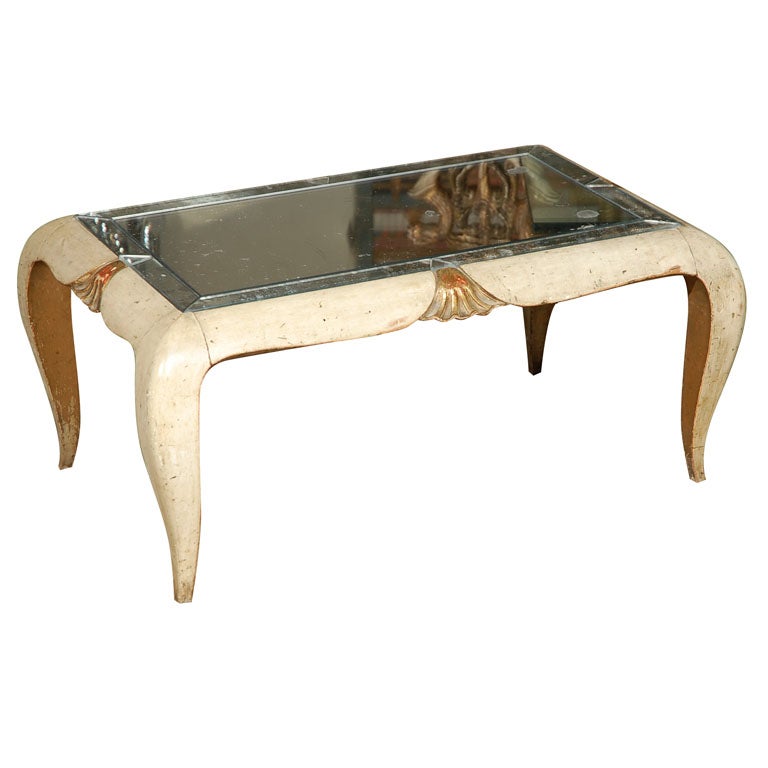 Table basse française sculptée avec plateau en miroir, datant d'environ 1930 