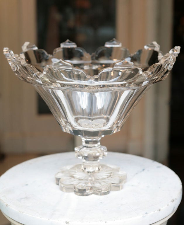 Cette coupe en cristal taillé de style néo-gothique est de bonne taille et d'un design simple mais impressionnant. L'un des principaux éléments d'exportation de l'Irlande au XIXe siècle, le cristal taillé de ce pays est demandé dans le monde entier