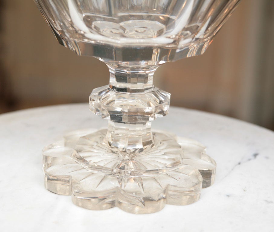 19. Jahrhundert  Irische Schale mit Fuß aus geschliffenem Kristall im gotischen Stil im Angebot 1
