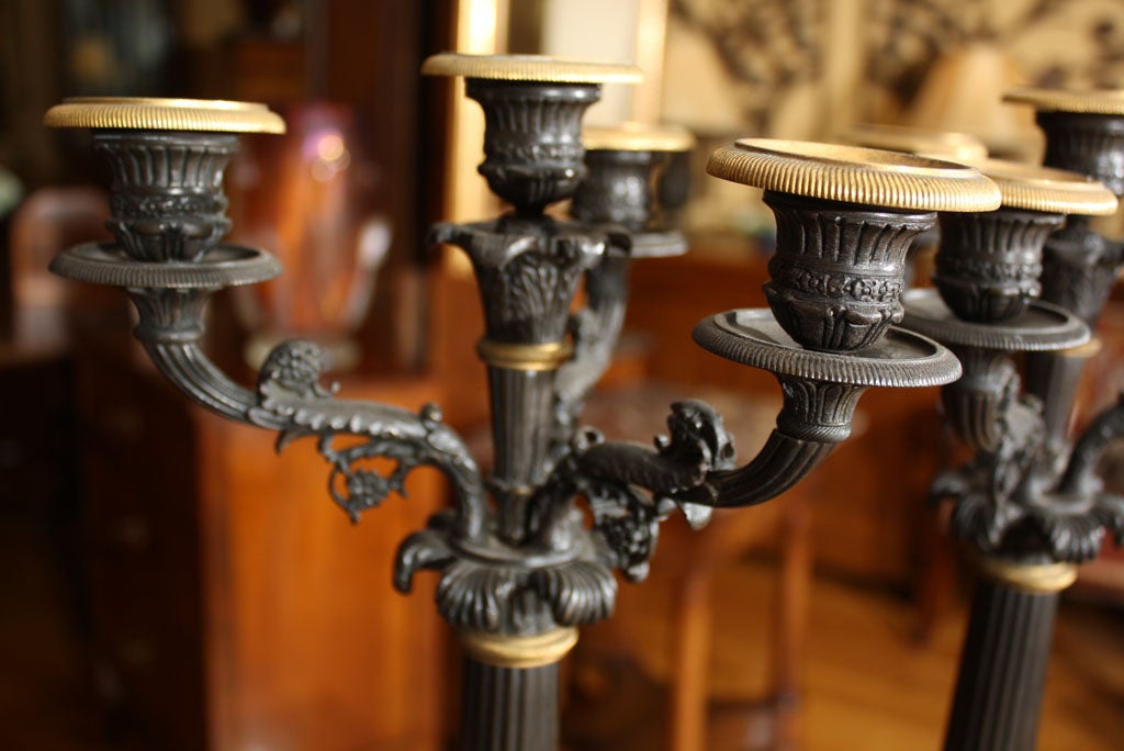 Bronze Paire de chandeliers à quatre lumières Empire du XIXe siècle de style IIe siècle    en vente