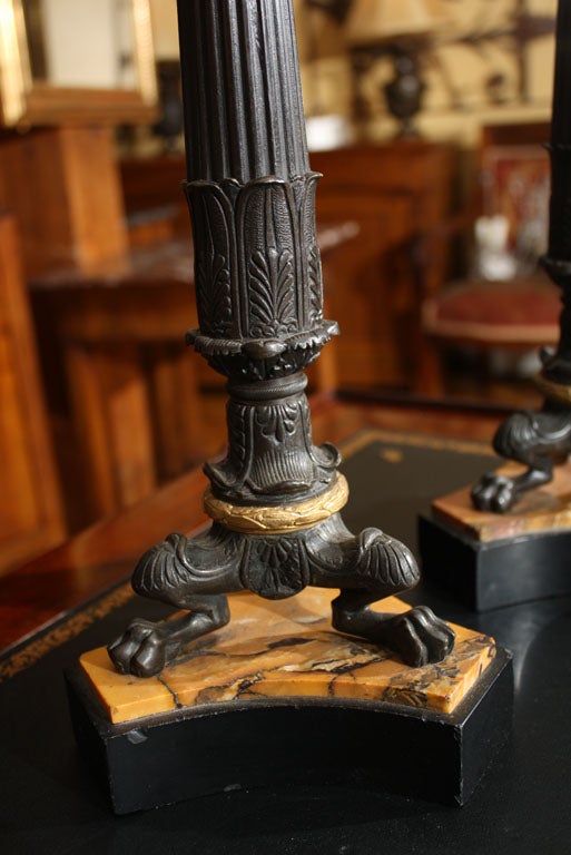 Paire de chandeliers à quatre lumières Empire du XIXe siècle de style IIe siècle    en vente 2