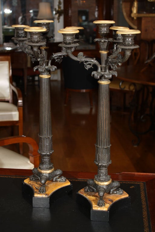 Paire de beaux et raffinés candélabres à quatre lumières en bronze mat et doré avec bases en marbre de Sienne, période Napoléon III
(feraient également de très belles lampes)