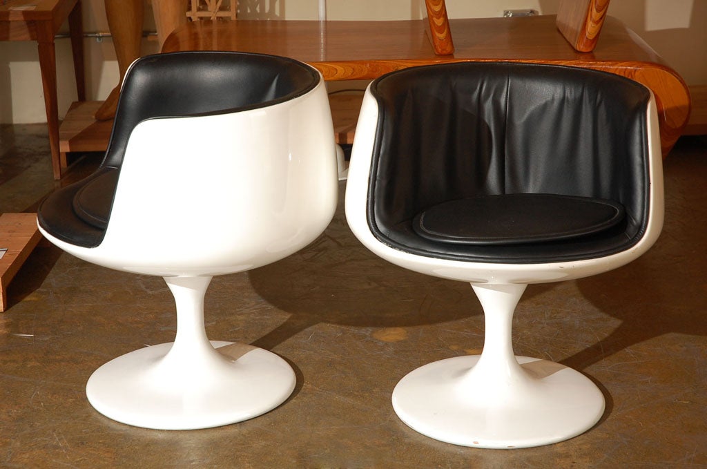 Pair of white swivel pedestal base lounge chairs by Finnish designer Eero Aarnio, distributed by Stendig. Named 