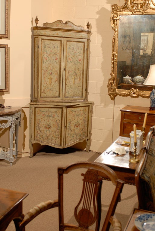 Cabinet d'angle italien de la fin du XVIIIe siècle, peint et doré, de forme serpentine et à décor floral, vers 1780

William Word Fine Antiques : La source d'Atlanta pour les intérieurs antiques depuis 1956.
