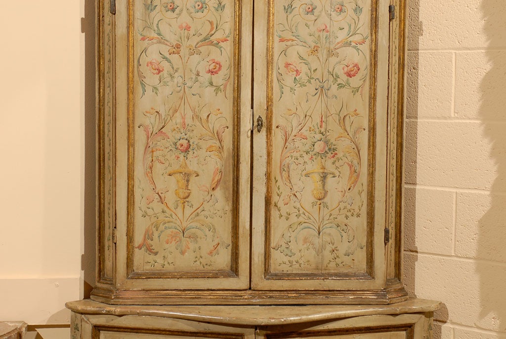 Armario esquinero italiano pintado del siglo XVIII Italiano en venta
