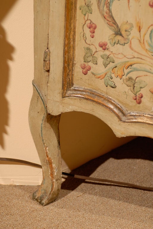 18th century Italian Painted Corner Cabinet For Sale 2
